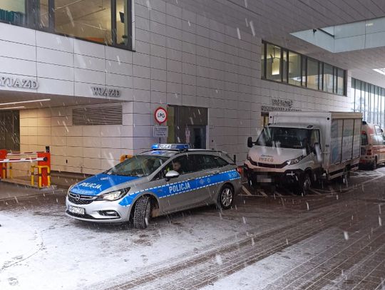 Z eskortą policji do porodu