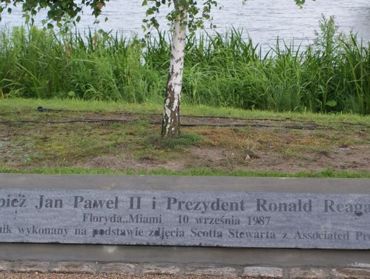 Z &quot;Godnością&quot; pod pomnikiem prezydenta i papieża. &quot;Szczęśliwego 4 lipca&quot;