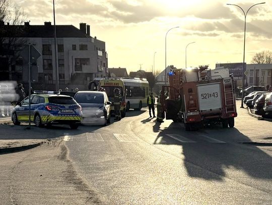 Z impetem wjechał w tył samochodu! 23-latek na hulajnodze był pijany!