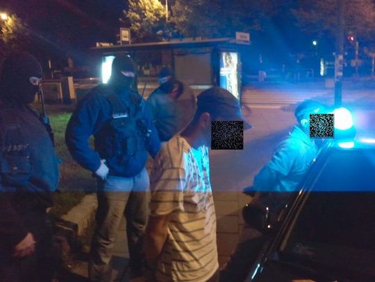 Z kałasznikowem w reklamówce