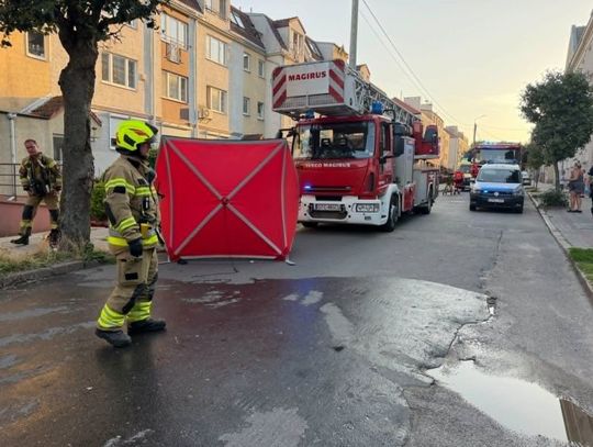 Z mieszkania wydobywał się gęsty dym. Finał tej akcji okazał się tragiczny…
