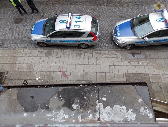 Z okna hostelu wypadł młody mężczyzna