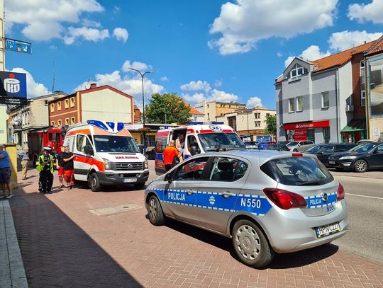Z OSTATNIEJ CHWILI: Wtargnęła z dzieckiem wprost pod nadjeżdżające auto (FOTO, FILM)