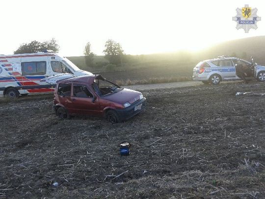 Z pięcioma promilami dachował na pole