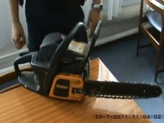 Z piłą łańcuchową chciał wejść do dyskoteki 