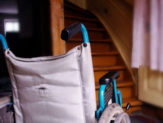 Z wózkiem inwalidzkim po stromych schodach... Matka niepełnosprawnego Adama walczy o mieszkanie na parterze