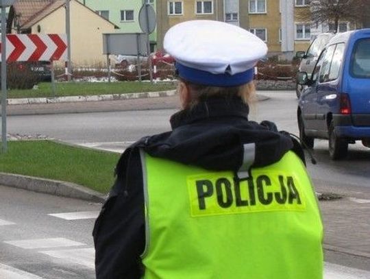 Z wózkiem sklepowym po ulicy