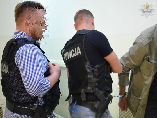 Zaatakował koszykiem ekspedientkę, w następnym sklepie groził