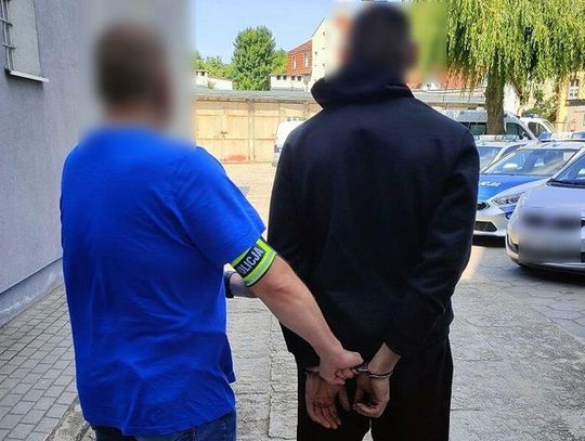 Zaatakował ochroniarza i uciekł ze sklepu, a ukrył się u kolegi