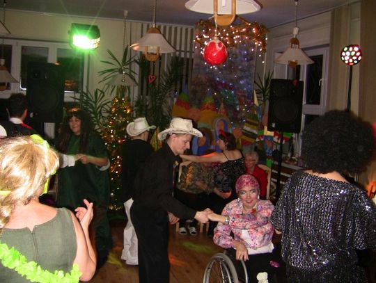 Zabawa karnawałowa niepełnosprawnych - bal kowbojów, indian i królów