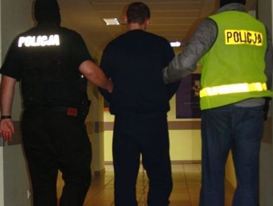 Zabójstwo - zakrwawiony mężczyźna leżący na ulicy