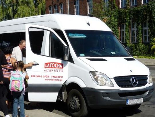 Zabrali im jedyny autobus do Tczewa. Ale mogą iść 1,5 km na przystanek...