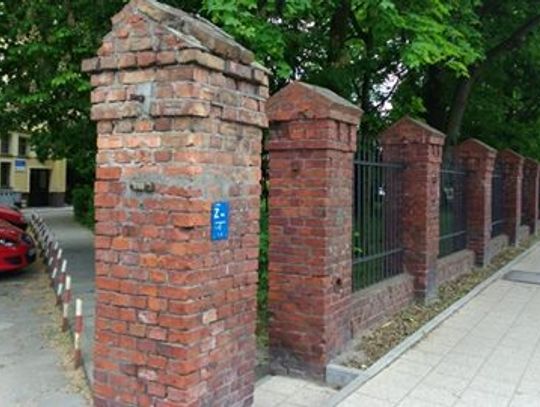  Zabytkowy mur do remontu