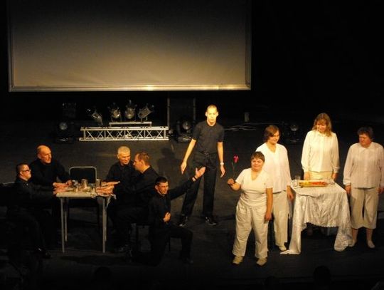 Zachwycili teatrem i piosenką - sukces niepełnosprawnych artystów na Festiwalu „Pozapozy”