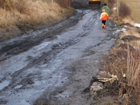Zacisznie, ale w błocie po kolana. Ulica w sądzie