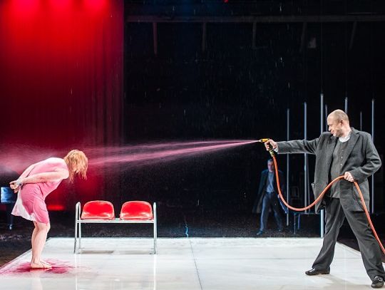 Zaczyna się od wyjścia wulgarnej "showmanki" 