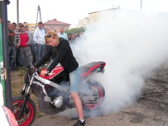 Zagrali na dachu, w proteście spalili chiński wyrób