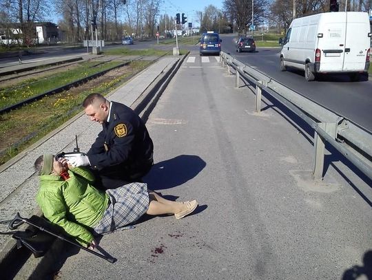 Zakrwawiona staruszka. Uderza czołem i twarzą w betonowy krawężnik