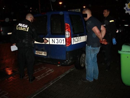 Zakrwawiony, agresywny i pijany mężczyzna zniszczył samochód