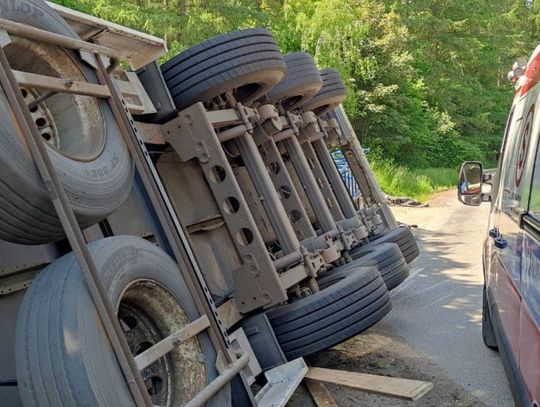 Załadowana ciężarówka zakończyła trasę w przydrożnym rowie
