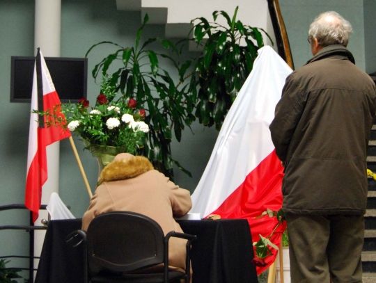 ŻAŁOBA NARODOWA. Msze Święte w intencji ofiar katastrofy. Księga kondolencyjna