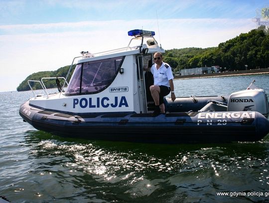 Załoga policyjnej łodzi uratowała dwie osoby dryfujące na deskach windsurfingowych
