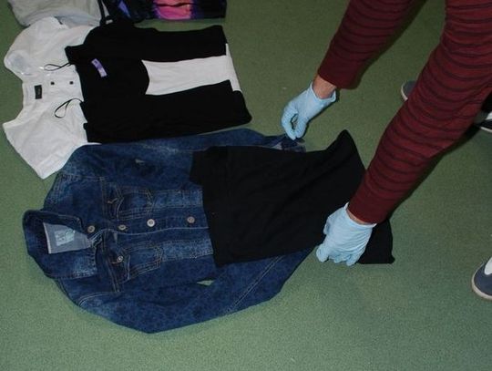 Zamieniały metki na ciuchach