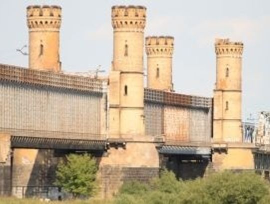 Zamknięto most przez Wisłę - dziura na wylot!