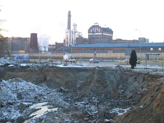 Zanieczyszczona ziemia po stacji paliw. Do gruntu przedostało się paliwo