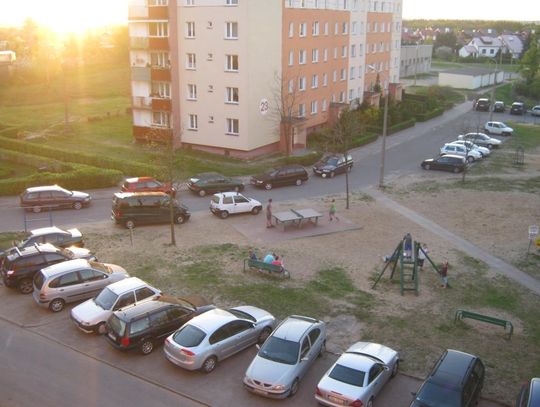 Zaparkowanie graniczy z cudem. Kontrowersyjny znak na ul. Juranda ze Spychowa