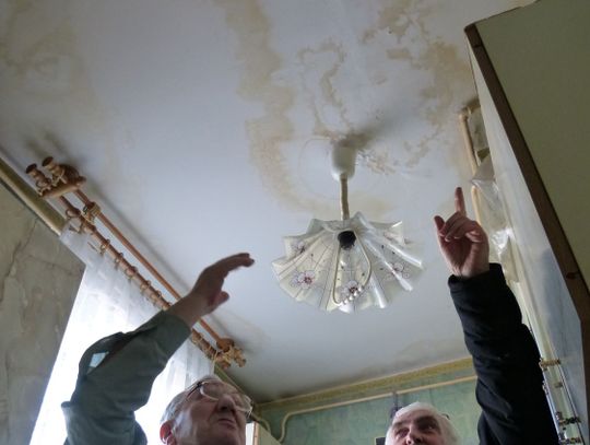 Zapłacili 100 tys. zł, a teraz leje się im na głowę