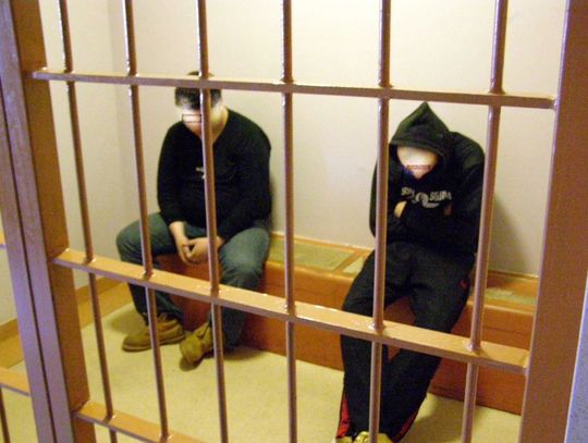 Zaprosili kolegę, aby go pobić i okraść 