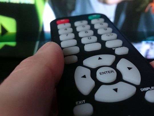 Zapukają do drzwi po zaległy abonament? Kontrowersje wokół abonamentu radiowo – telewizyjnego