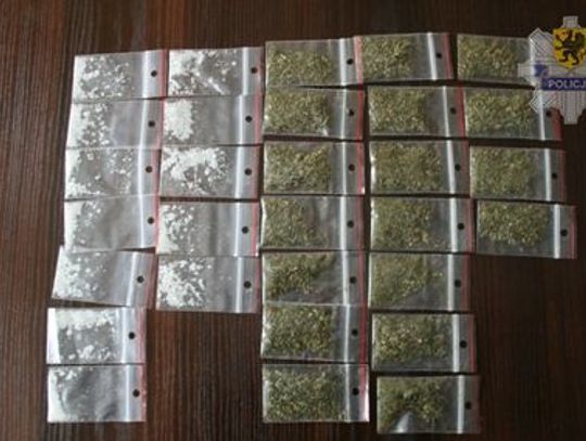 Zapukali do drzwi jednego z mieszkań, w garażu znaleźli "proszek"