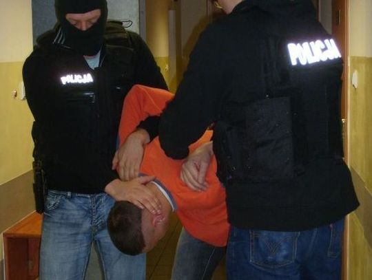 Zasadzka - ona dzwoniła, oni pobili adoratora do nieprzytomności