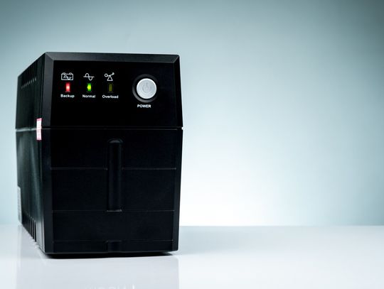 Zasilacze UPS do komputera – jak wybrać odpowiedni model?