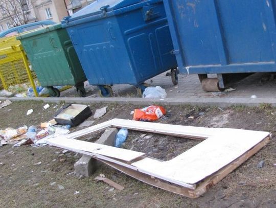 „Zaśmiecony” wizerunek miasta. Prezydent: podnieście swoje śmieci