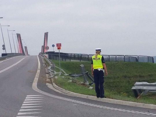 Zasnął za kierownicą tira - zniszczył barierki i znak