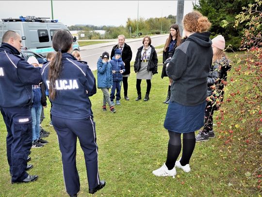 Zaświecili przykładem tczewskim Zuchom! Akcja profilaktyczna przypominająca m.in. o odblaskach