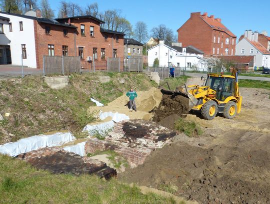 Zasypują ruiny zamku! "Folia" i ziemia wystarczą?