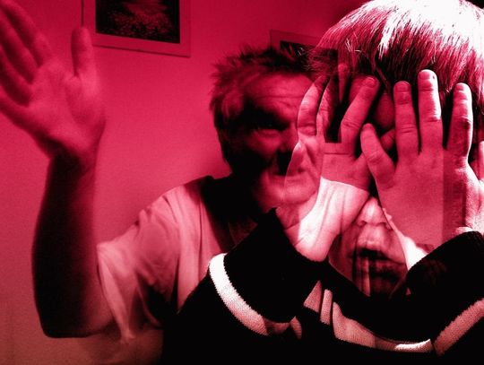 Zatrzymanie 54-latka za próbę podpalenia rodziny! Mężczyzna przyniósł kanister z benzyną.