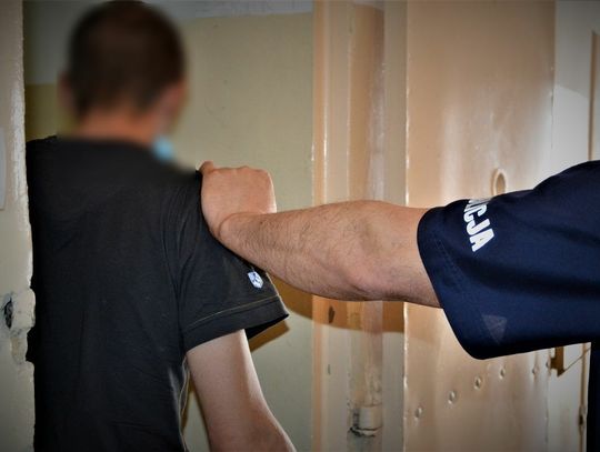 Zatrzymanie poszukiwanego 33-latka. Był ścigany za posiadanie narkotyków. W ostatnim czasie popełniał kradzieże sklepowe