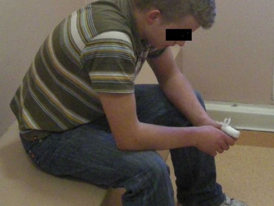 Zatrzymano wandali, którzy uszkodzili samochód