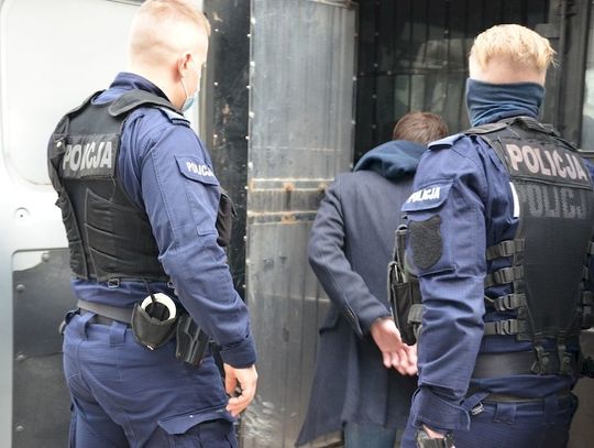 Zatrzymany 36- latek, który ukradł samochód, a właścicielowi groził nożem