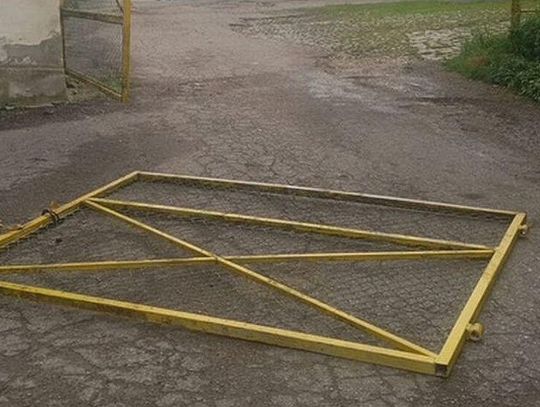 Zatrzymany podczas próby kradzieży Citroëna w Trumiejach – mężczyzna usłyszał zarzut i spędził noc w policyjnej celi