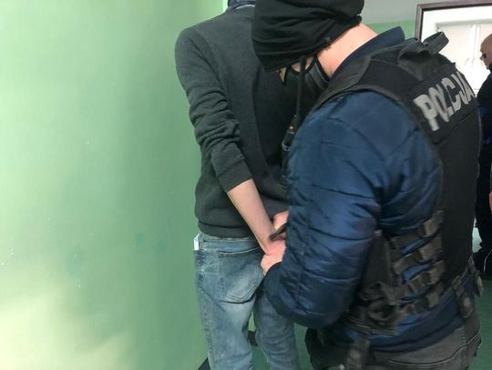 Zatrzymany w pościgu 20-latek odpowie za kilka przestępstw. Odpowiedzialności nie uniknie też 24-letni pasażer audi