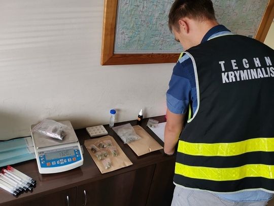 Zatrzymany złodziej i paser, odzyskane skradzione mienie i zabezpieczone narkotyki