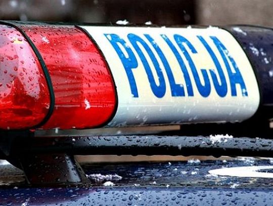 Zatrzymywał samochody na środku drogi i uszkadza je nożem