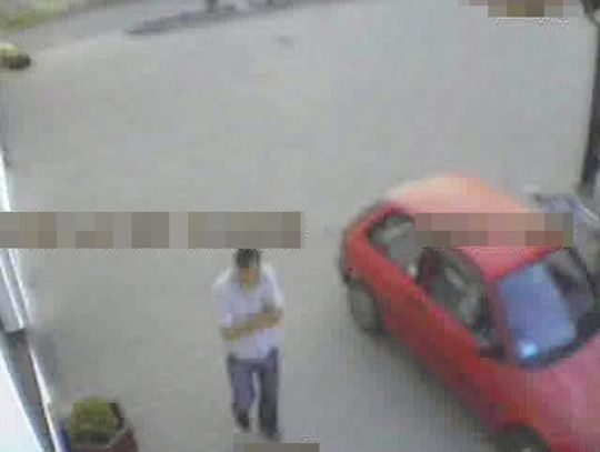 Zboczeniec na deptaku w Charzykowach