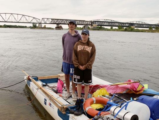 Zbudowali własny katamaran i płyną setki mil